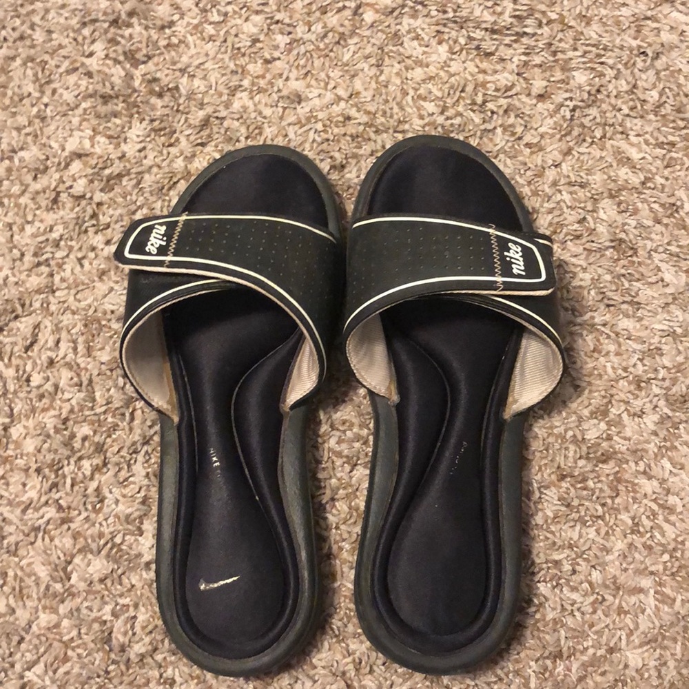 NIKE SLIDES
